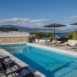 Luxury Poolside Slatine